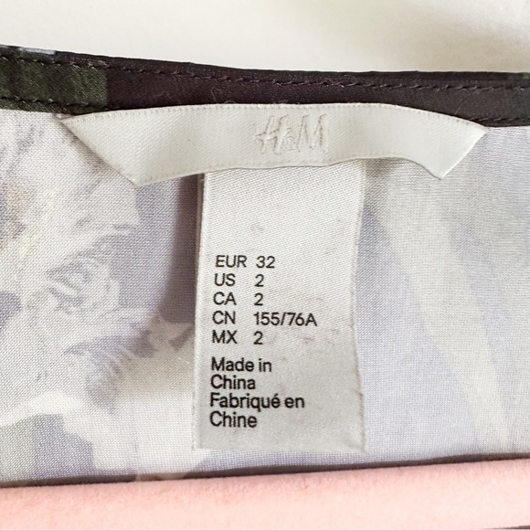 H&M Midnight Blue Green Floral V Neck Blouse Top sz 2 - Picture 3 of 5